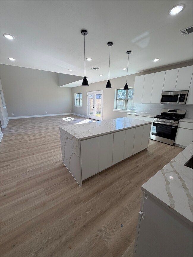 Building Photo - 20003 Venetto St