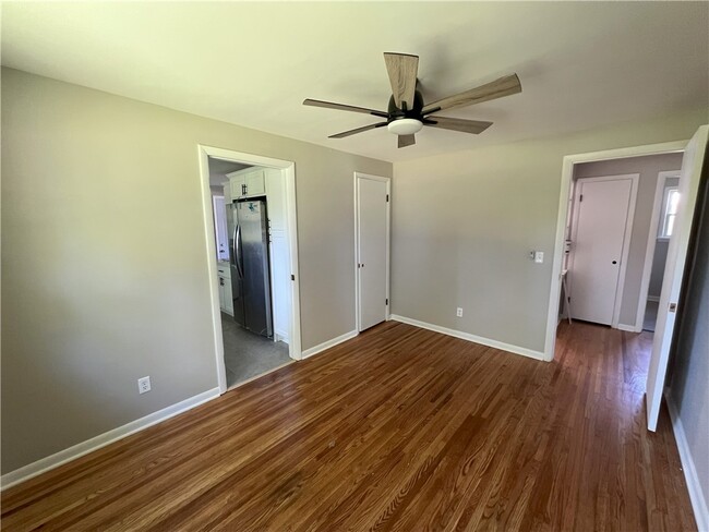 Building Photo - 120 Sunnyside Dr