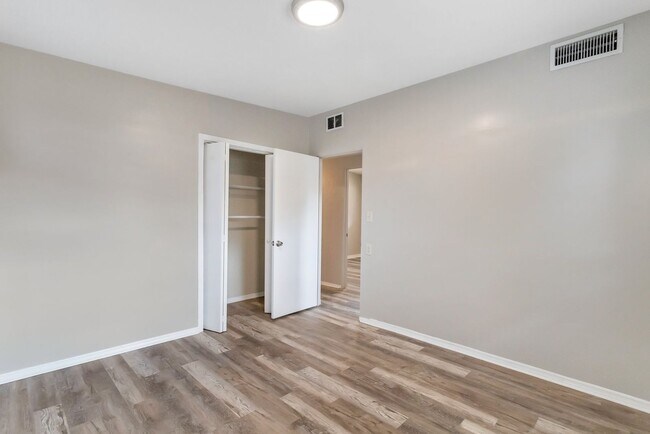 Building Photo - Large 3bdrm/2bath Home with garage & carpo...
