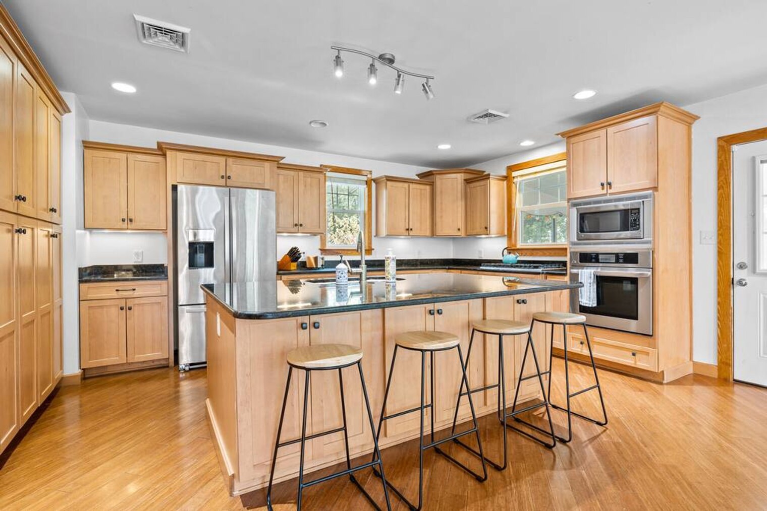 Building Photo - 912 Little Bay Ave