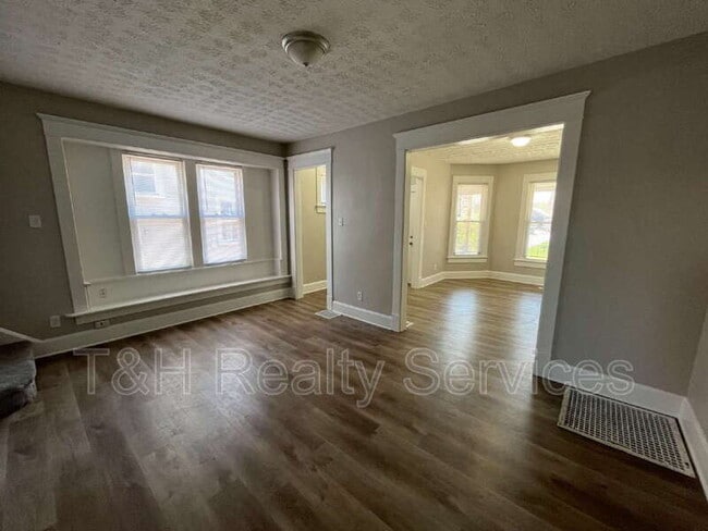 Building Photo - 514 E 33rd St