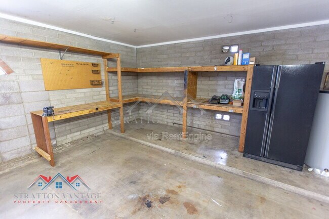 Building Photo - 2224 W Emelita Ave