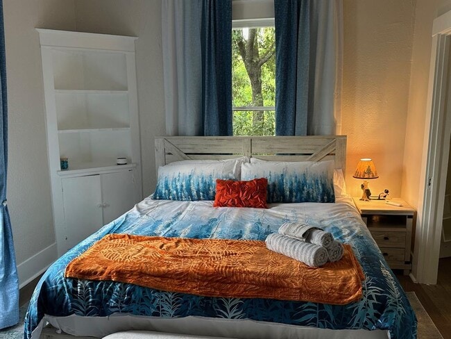 Building Photo - 3210 Hampton Rd