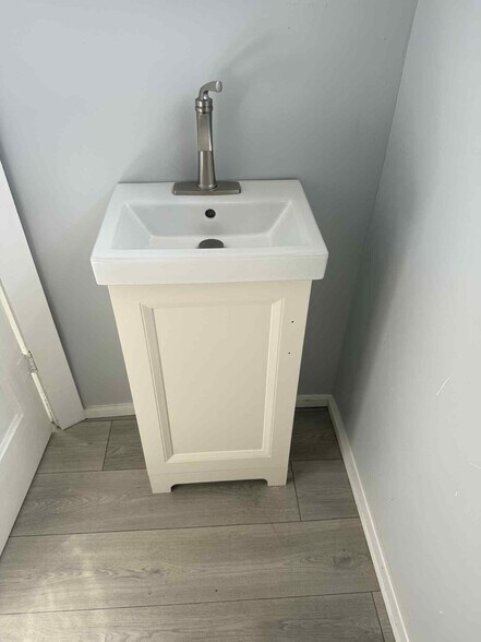 Bathroom - 1501 E Markland Ave