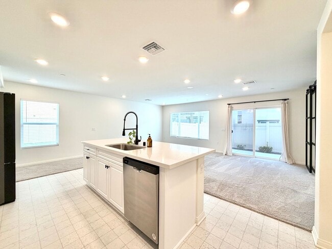 Building Photo - Move-In Ready 3 Bedroom 2.5 Bathroom Home with Loft, SOLAR & Modern Upgrades