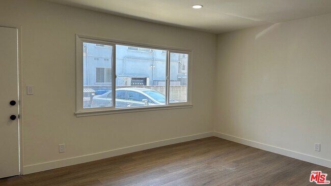 Building Photo - 517 S Kenmore Ave