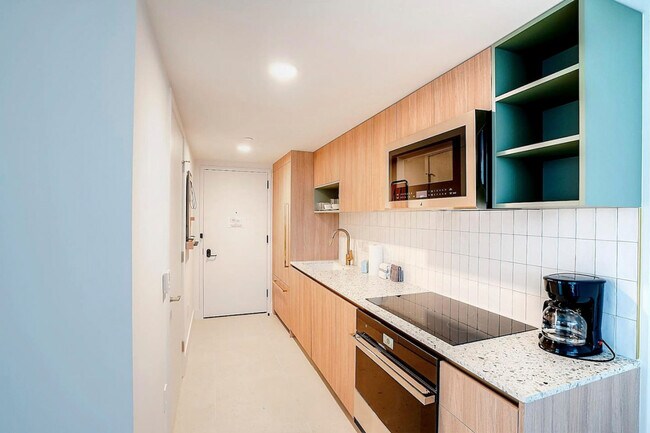 Building Photo - 601 NE 1st Ave