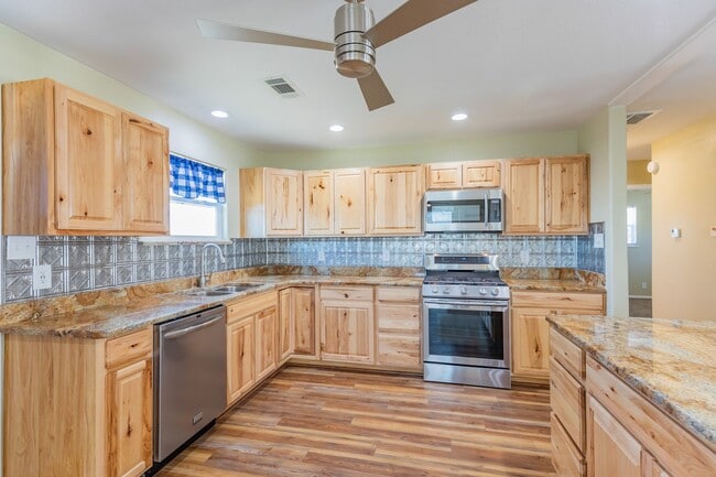 Building Photo - Charming 3 Bed 1 Bath Home
