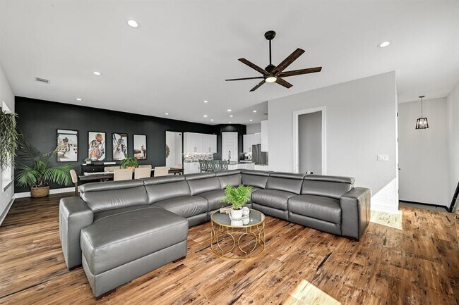 Building Photo - 18502 Venture Dr