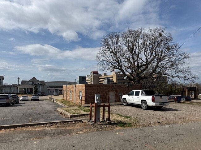 Building Photo - 1018 S 16th St