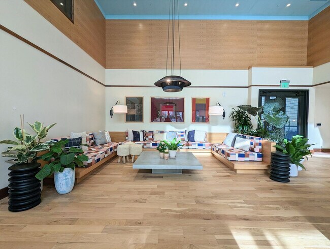 Building Photo - 1746 Villa St