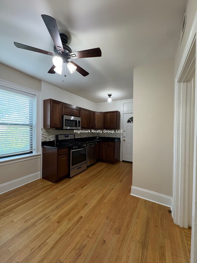 Building Photo - 718 Reba Pl