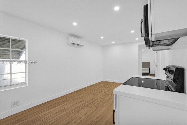 Building Photo - 2419 Coolidge St