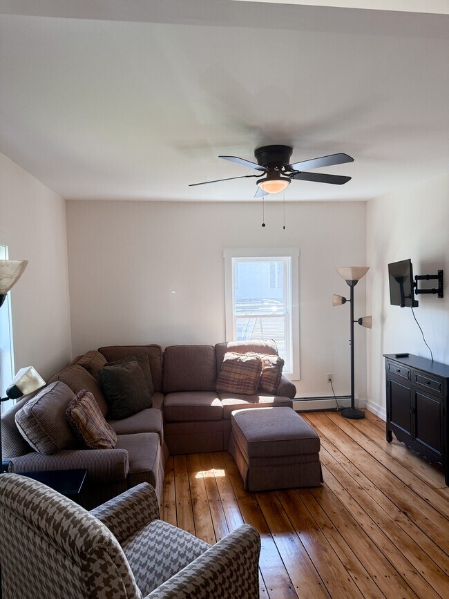 Building Photo - 1004 Main St