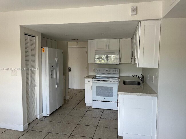 Building Photo - 10651 SW 108th Ave