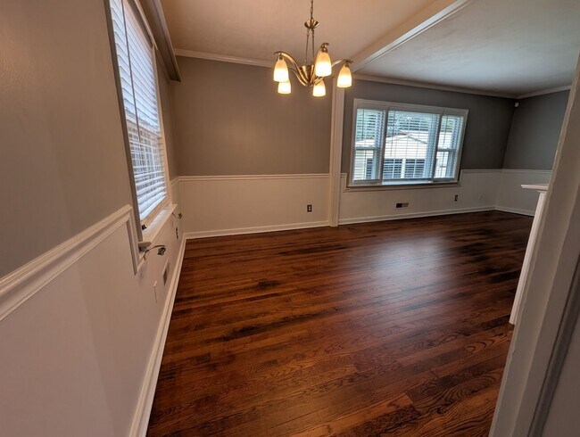Building Photo - 4 Bedroom West End Home - Garage and Fenced Backyard!