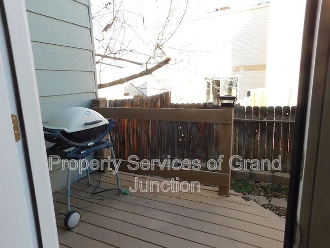 Building Photo - 2338 1/2 Rattlesnake Court