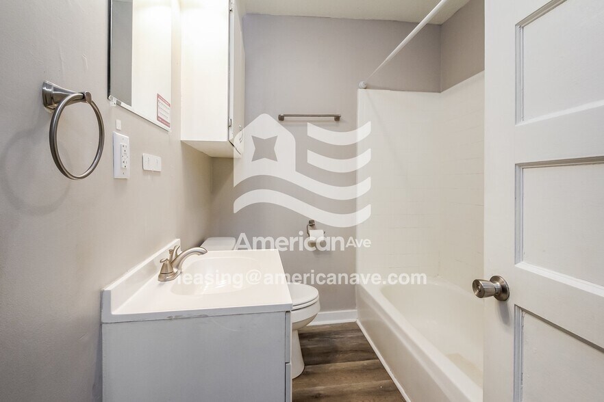 Building Photo - 210 E Will Rogers Blvd