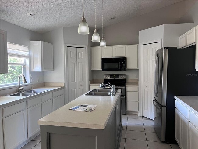 Building Photo - 319 Velveteen Pl