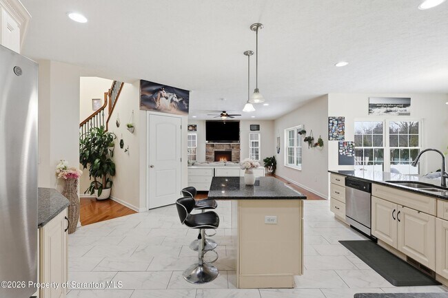 Building Photo - 124 Falcon Ln