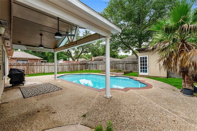 Building Photo - 5622 Village Park Dr