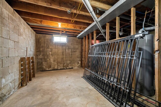 Building Photo - 3 Bedroom 2 Bath Home with Bonus Rooms and Tons of Extra Space