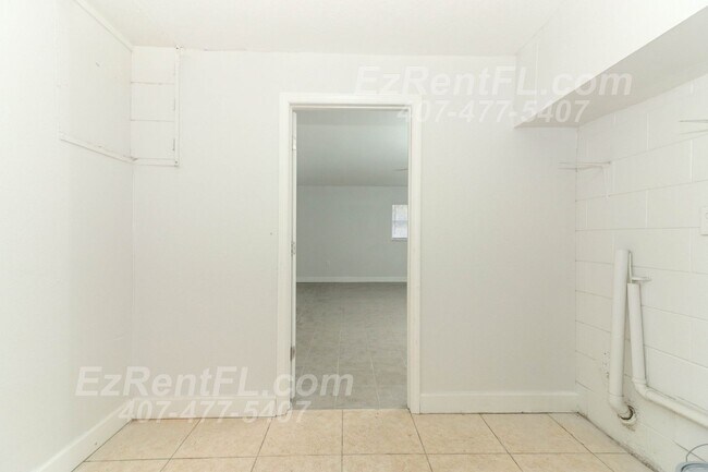 Building Photo - Remodeled 4/1.5 with Large Family Room