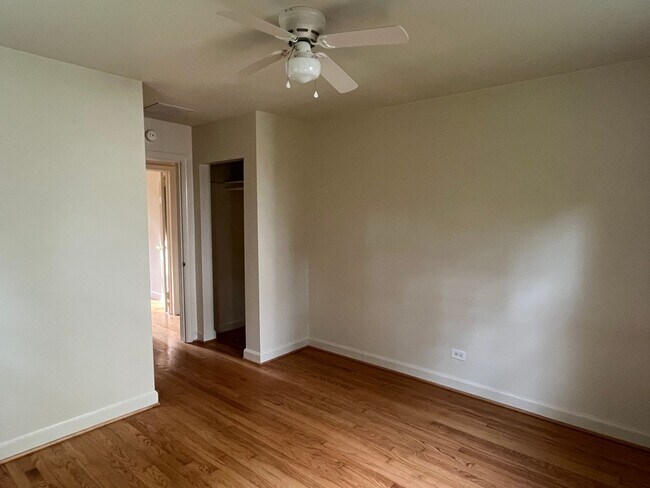 Building Photo - 2BD/1BA House Walking Distance to Downtown!