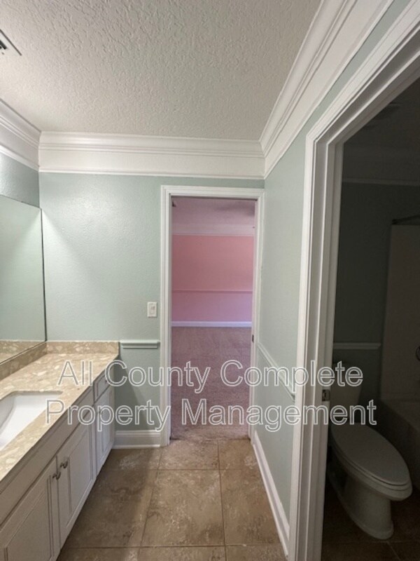 Building Photo - 738 W Kings College Dr