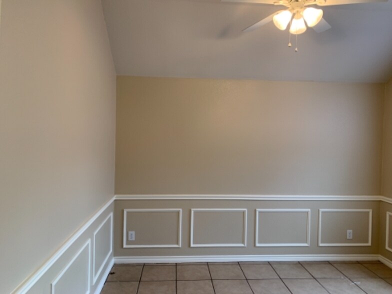 Building Photo - 903 Redbud Dr