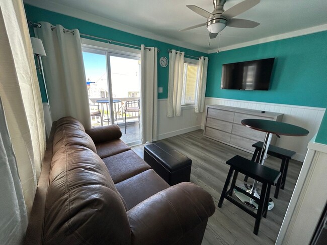 Building Photo - Monthly rental offered on this furnished r...