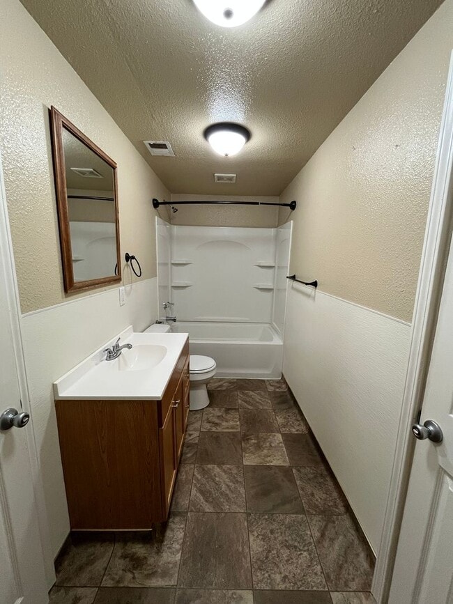 Building Photo - Strathmore House, Move In Ready!