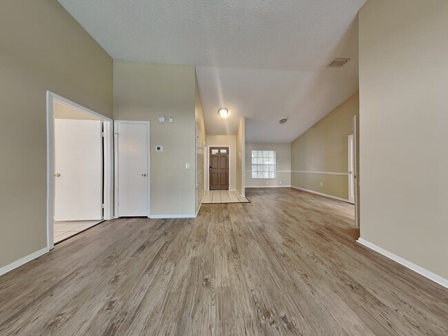 Building Photo - 15008 Redcliff Dr