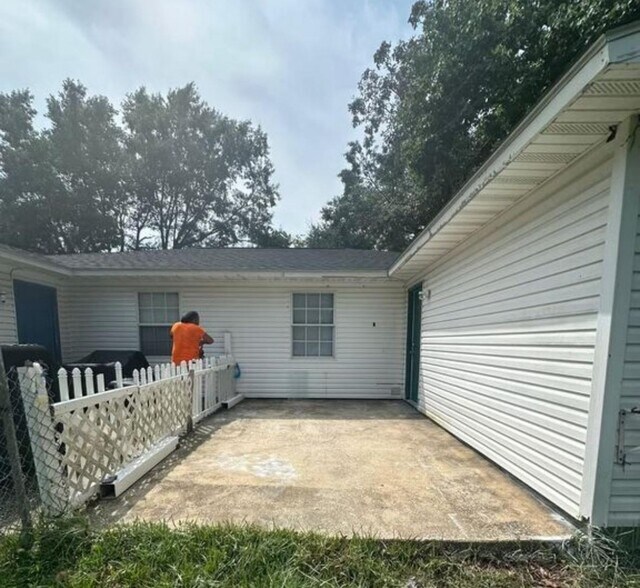 Building Photo - 2006 Ducayet St