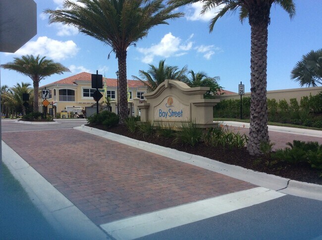 Building Photo - 3/2/2 Town Home Style Condo at Maintenance...