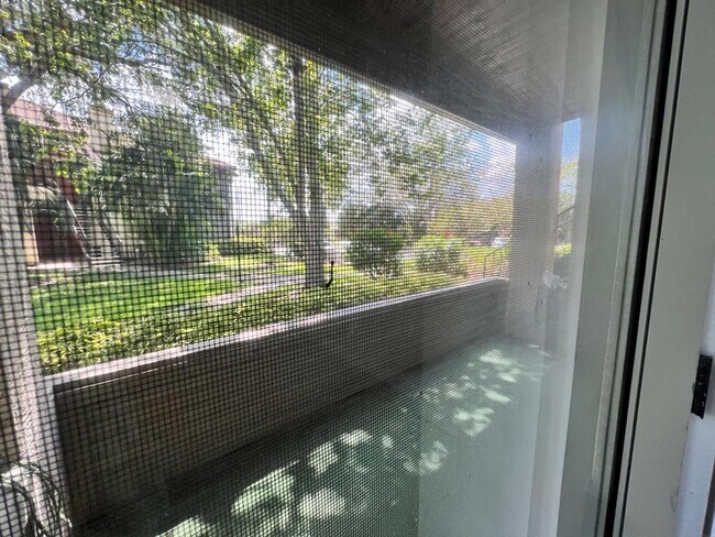 Building Photo - ? Charming 1/1 Condo in Resort-Style Community with Pool & Gym