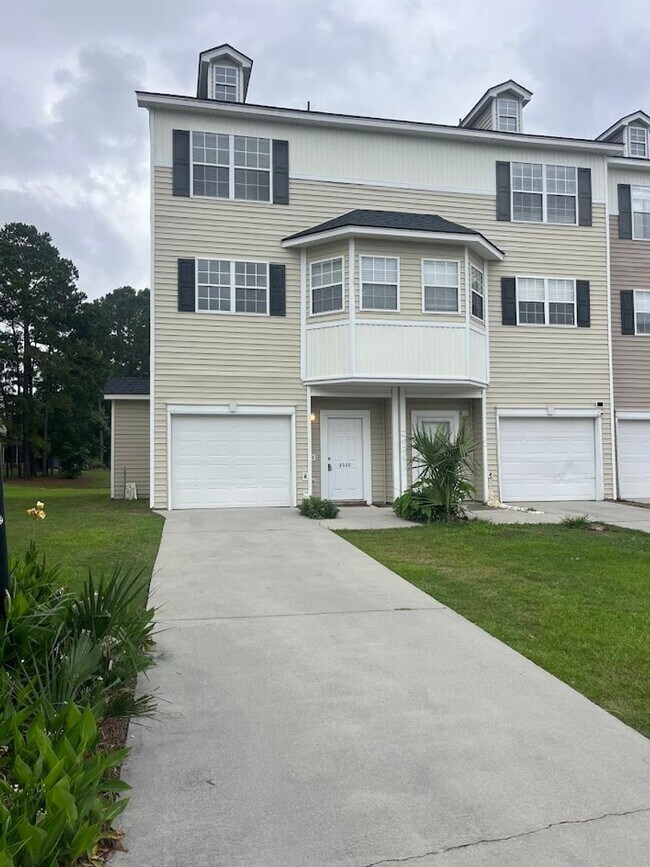 Primary Photo - Available now. 3BR/3.5 BA Townhome in Ashl...