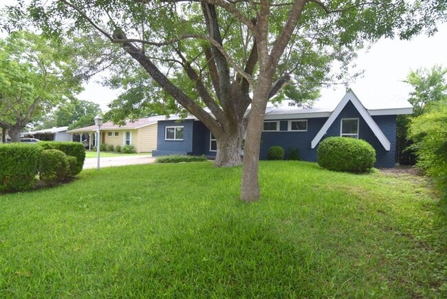 Primary Photo - 7513 Carriage Dr