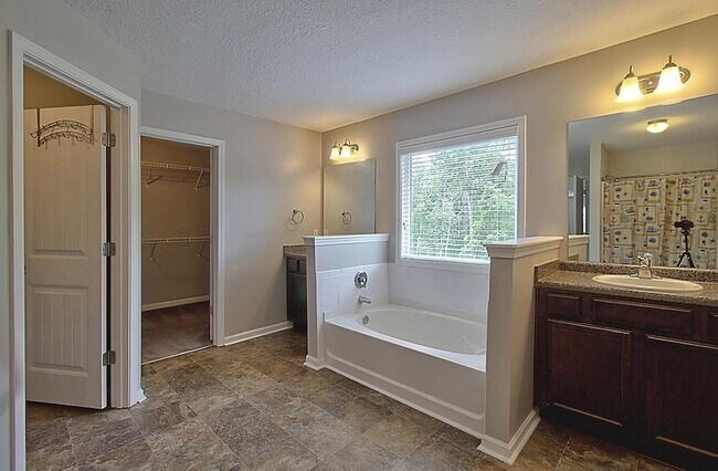 Building Photo - 1429 Evergreen Trl