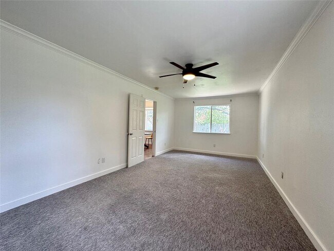 Building Photo - 1501 Greenfield Dr