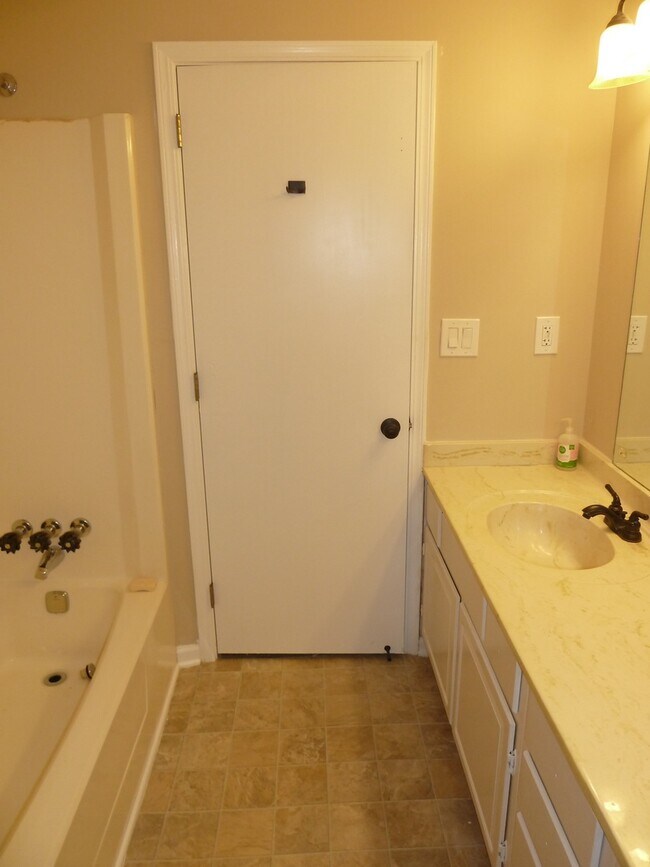 Building Photo - 3 Bed / 2.5 Bath with 2300 Square Feet!! A...