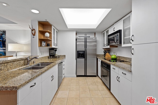 Building Photo - 13700 Marina Pointe Dr