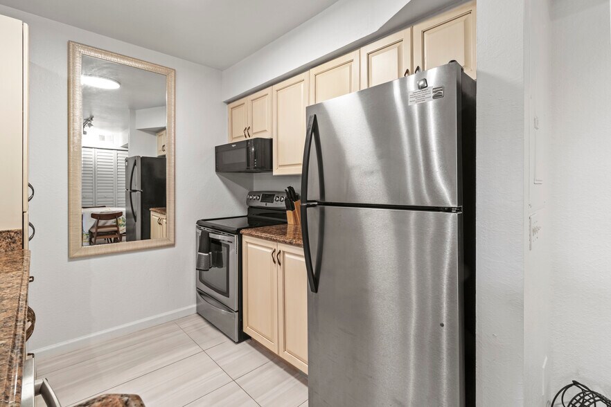 Building Photo - 850 S Tamiami Trl