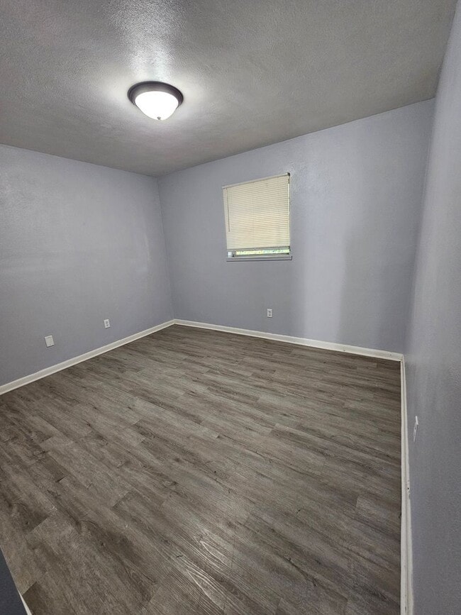 Building Photo - Hall Street