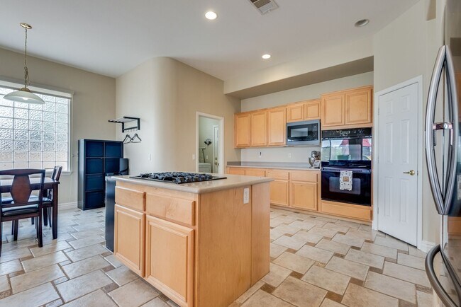 Building Photo - Luxurious, Entertainers Dream 4 Bedroom Home