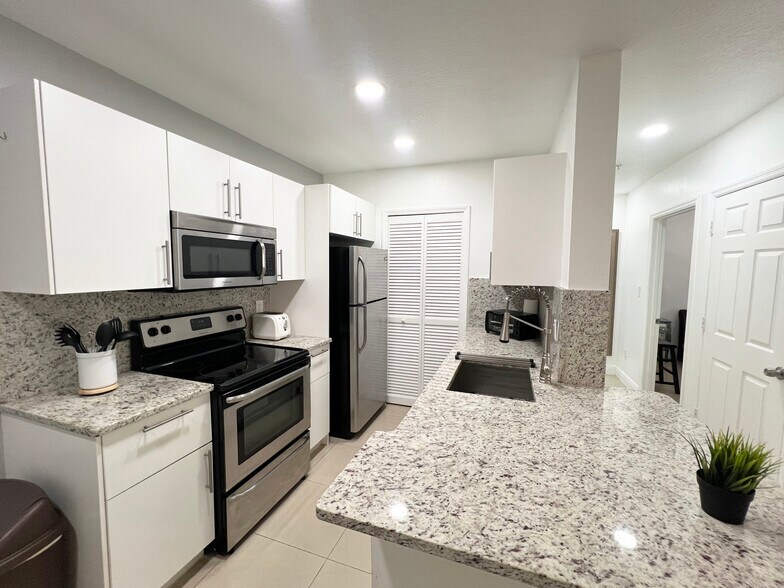 Building Photo - 4368 S Kirkman Rd