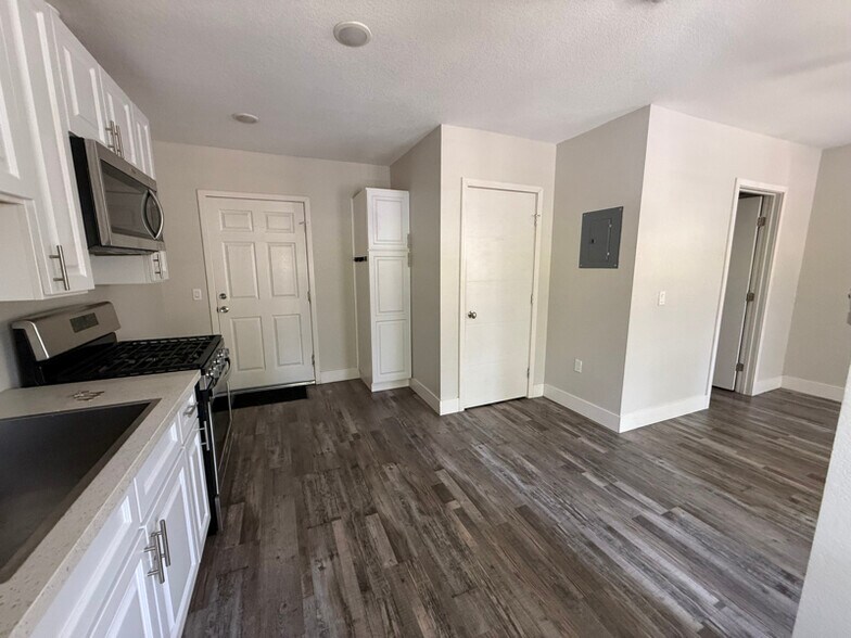 Building Photo - 2000 6th St