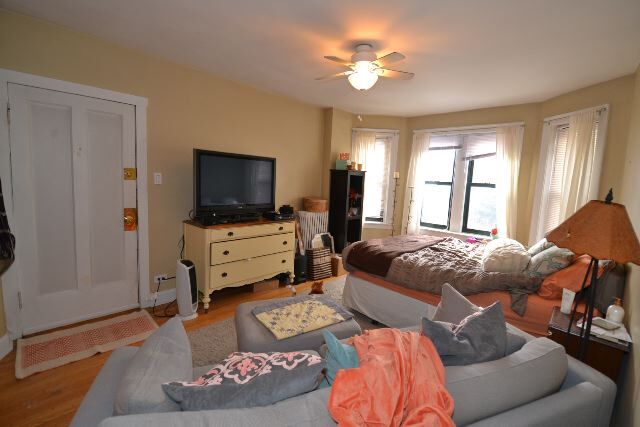 Building Photo - 3835 N Greenview Ave