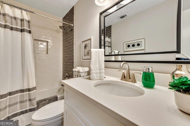 Building Photo - 160 Booth Rd SW