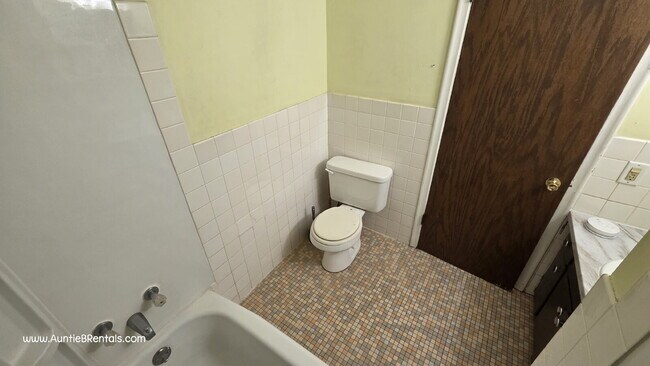 Building Photo - 3 Bedroom 1 Bath Multiplex Unit #4 – Columbia Heights